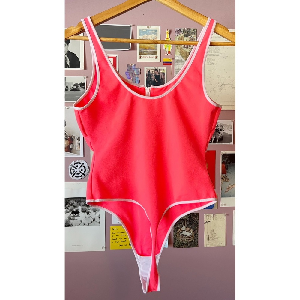 Alo Yoga Super Nova bodysuit in coral + white - Picture 4 of 6